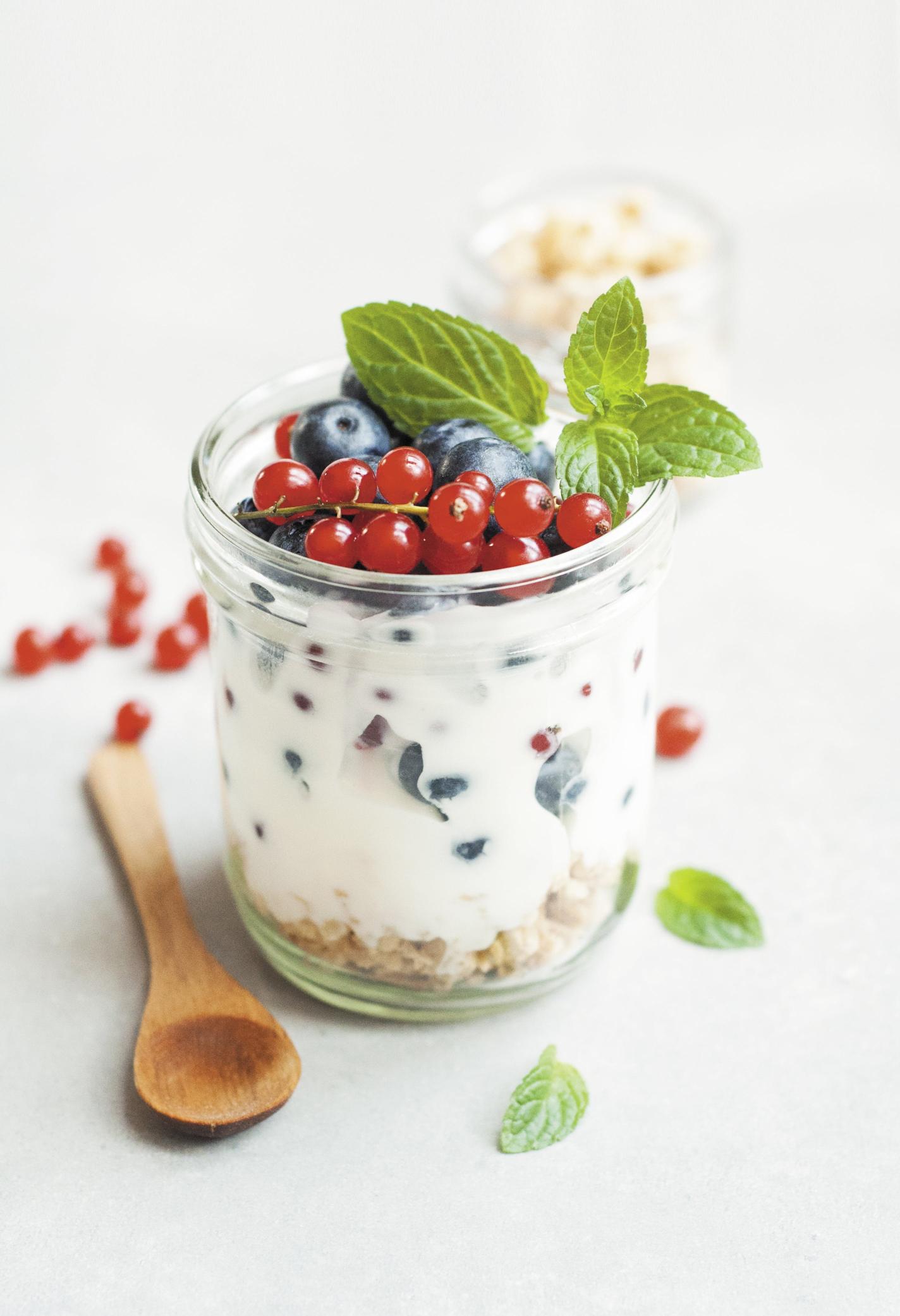 Benefici per la salute e impatto dietetico dello yogurt naturale, greco e setoso