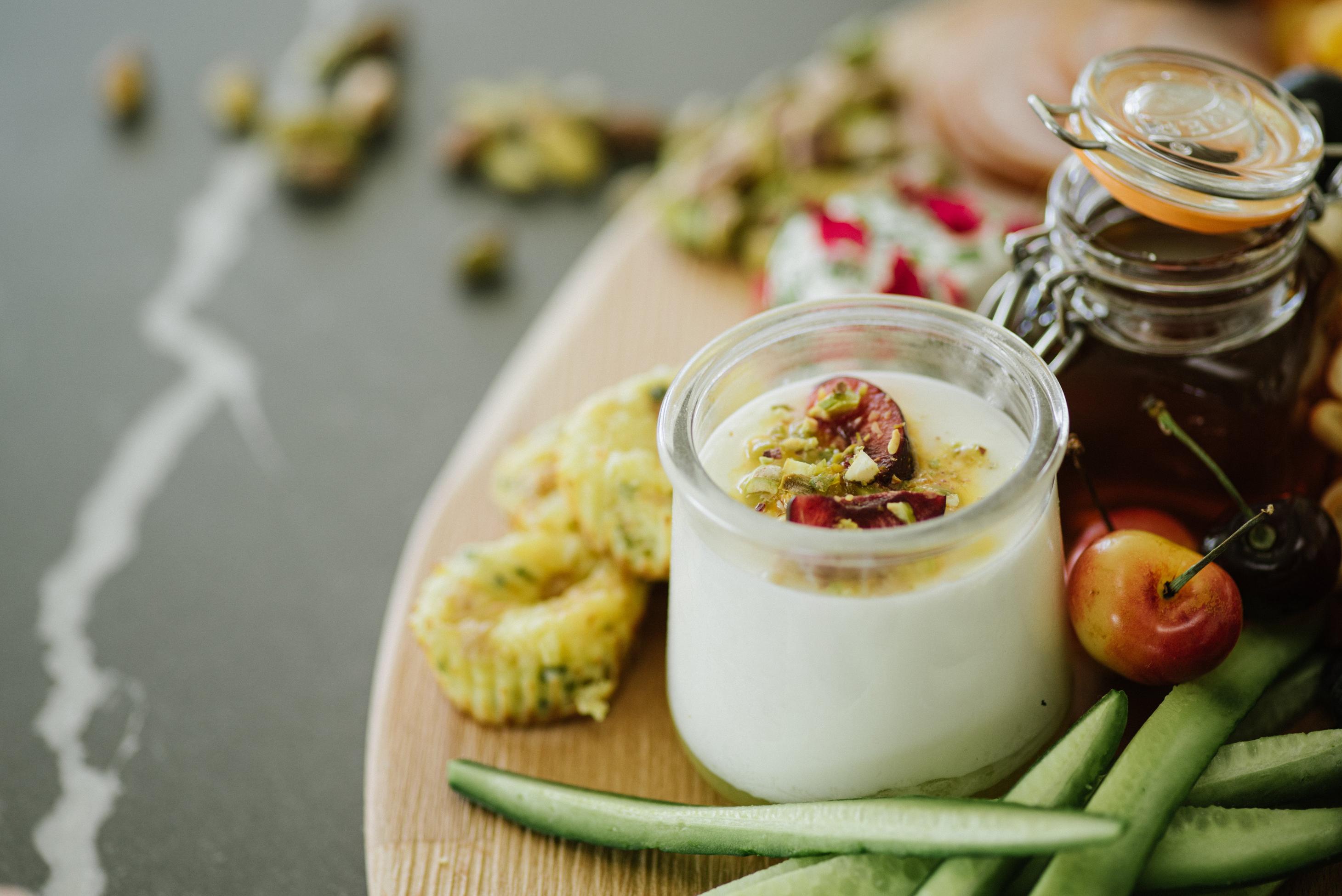 L'importanza dello yogurt nella cucina mediterranea e come base per antipasti leggeri e salutari